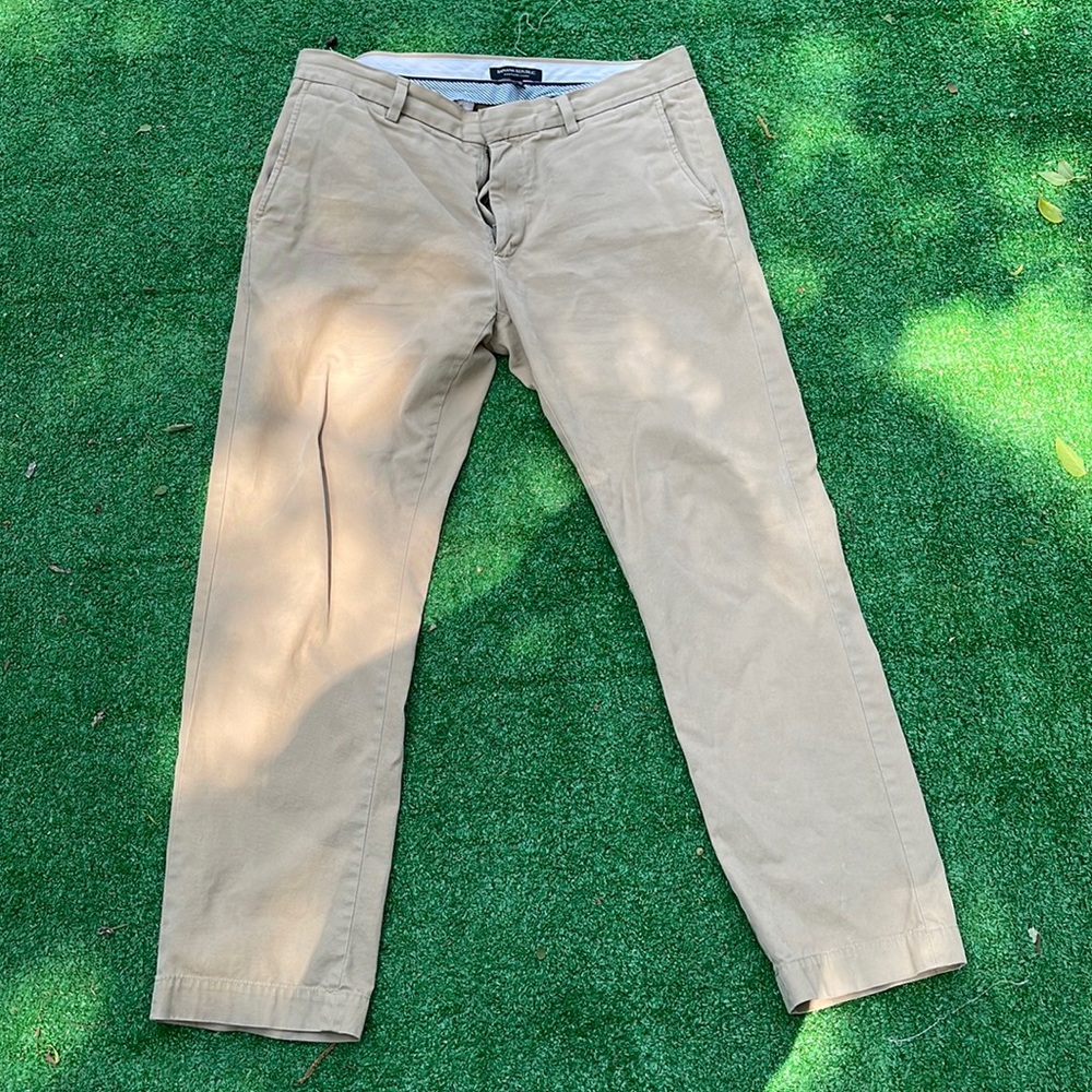 Banana Republic khaki pants size: waist 32 long 30